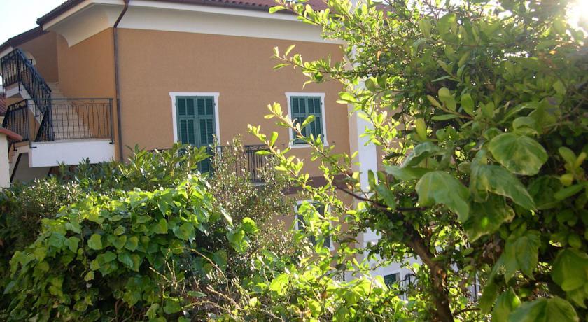Апартаменты LES BIJOUX Apartments