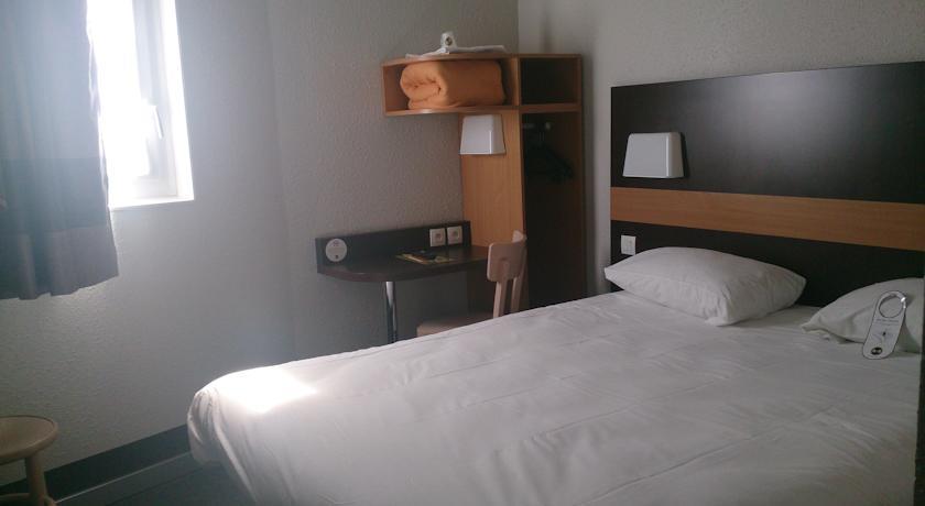 Отель Hôtel B&B Nîmes Centre Arènes
