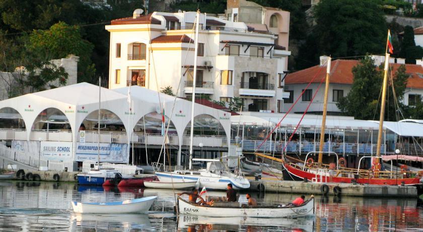 Отель Iris Hotel
