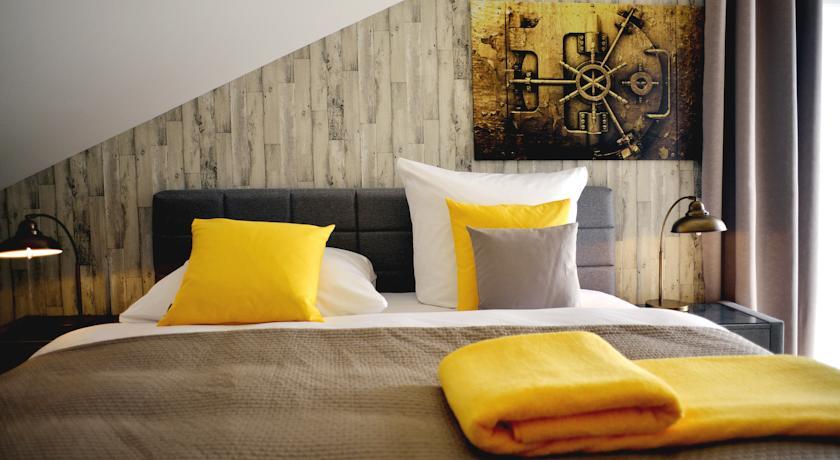 Отель R & J Hotel