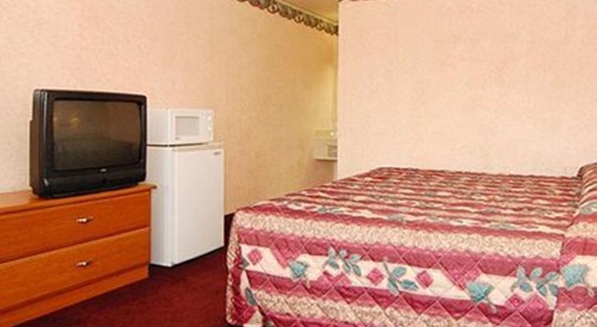 Отель Econo Lodge Northeast