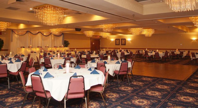Отель Holiday Inn Hotel & Suites Mansfield-Conference Center