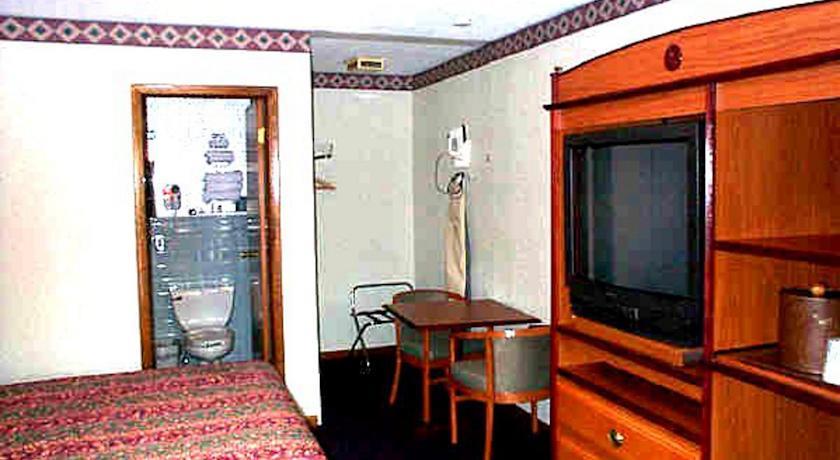 Отель Wesley Inn & Suites