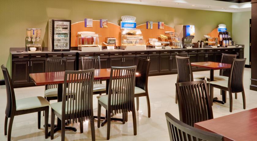 Отель Holiday Inn Express Hotel & Suites Warminster-Doylestown