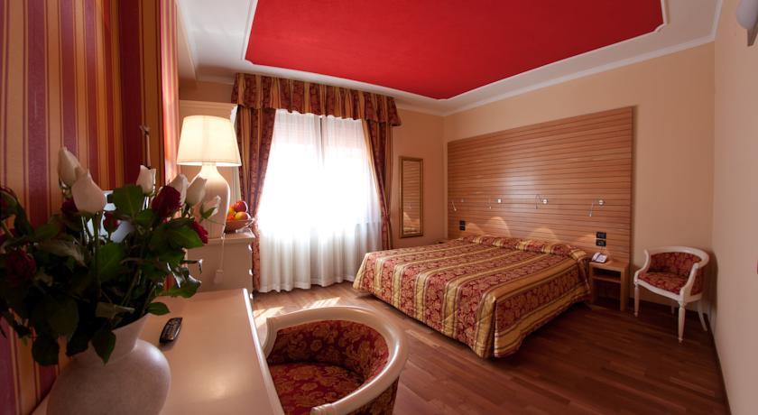 Отель Hotel Cles