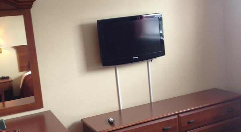 Отель Howard Johnson Inn - Gravenhurst