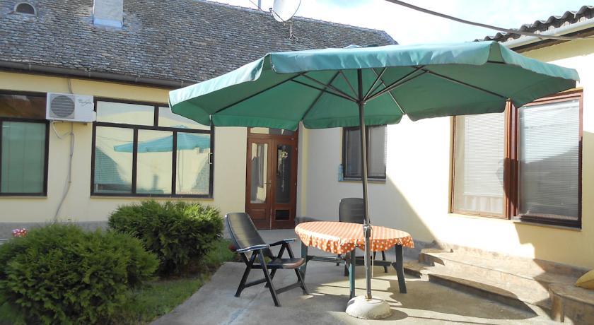 Отель Guesthouse Lora