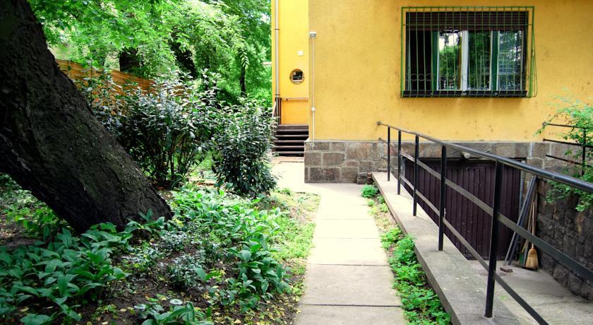 LowCostel Hostels