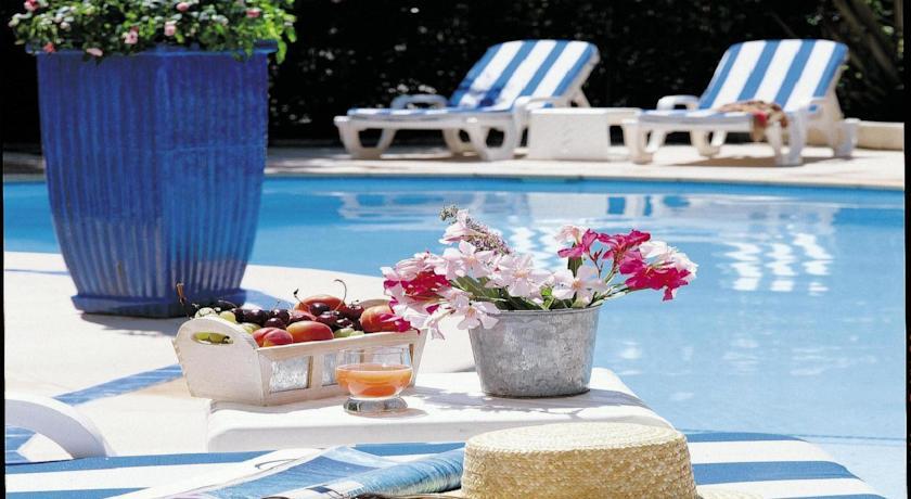 Отель Hôtel Les Rives Bleues
