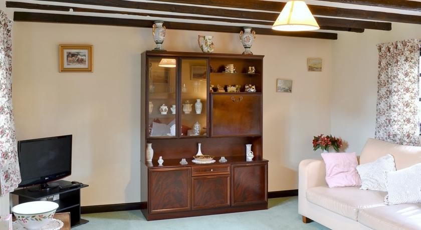 Отель Four Birds Cottage