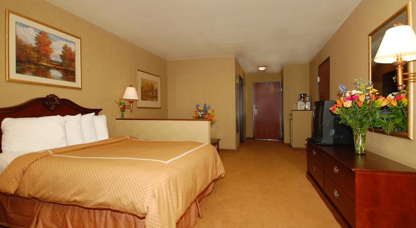 Отель Comfort Suites Foxfire