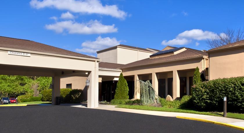 Отель Courtyard Lincroft Red Bank