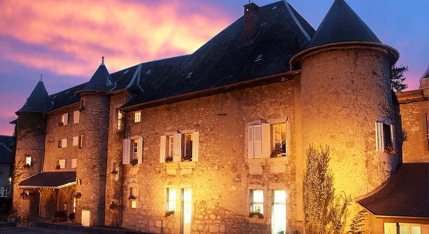 Отель Château Des Comtes De Challes 