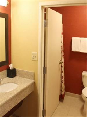 Отель Courtyard by Marriott Richmond Airport