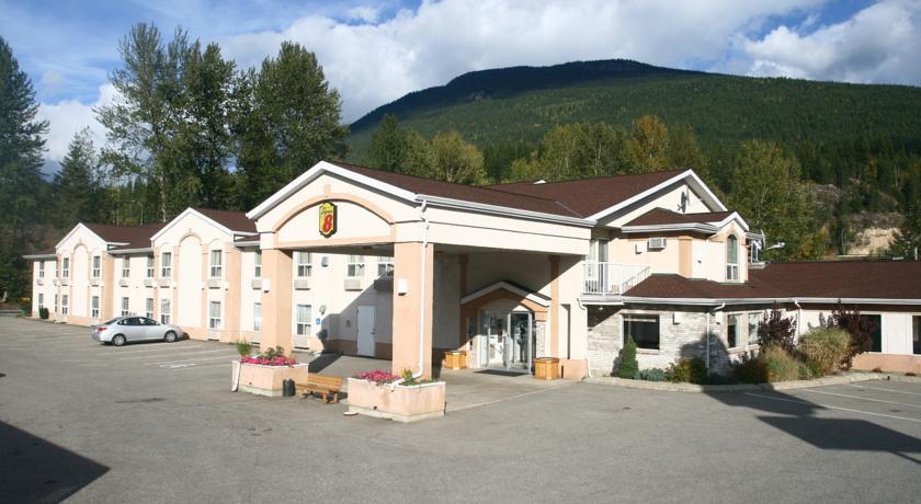 Отель Super 8 Revelstoke BC