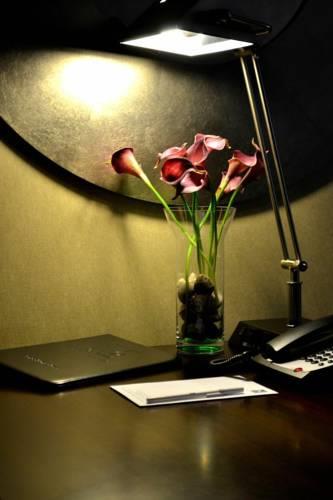 Отель Quality Hotel and Suites