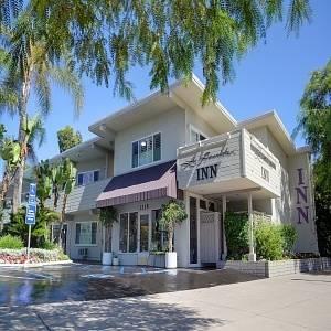 Отель La Avenida Inn