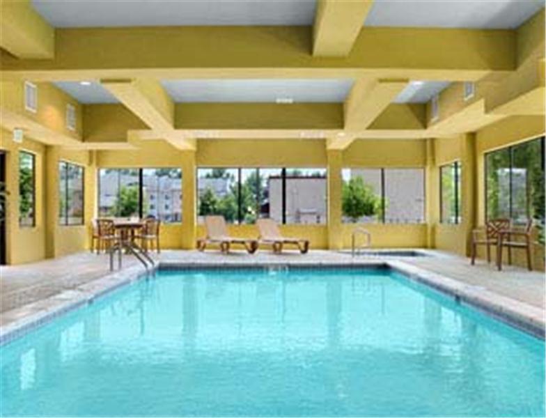 Отель Days Inn and Suites Russelville