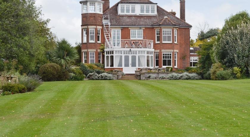 Отель Gunton Lodge