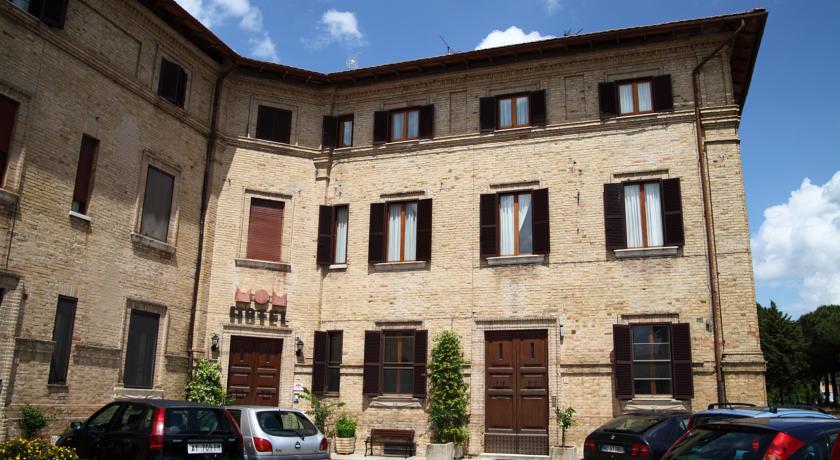 Отель Hotel Mom Assisi