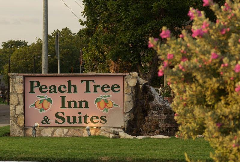 Отель Peach Tree Inn & Suites