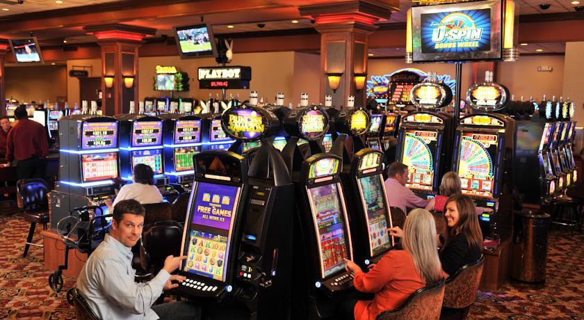 Отель Lakeside Hotel Casino