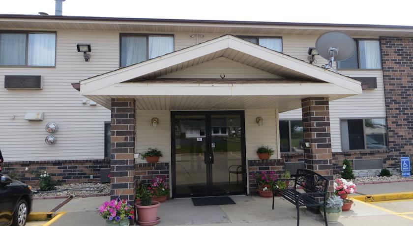 Отель Economy Inn & Suites Cedar Rapids