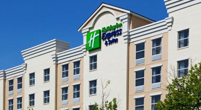 Отель Holiday Inn Express & Suites Huntersville Birkdale