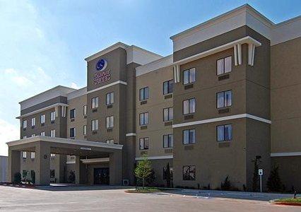 Отель Comfort Suites Near Northeast Mall
