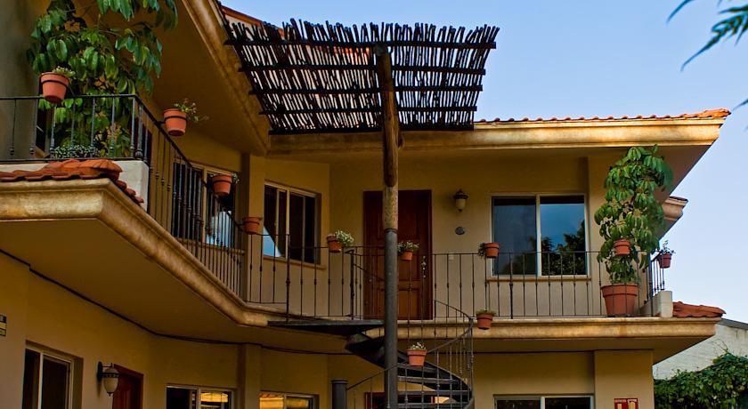 Апартаменты Alcazar Suites