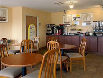 Отель Days Inn Sulphur