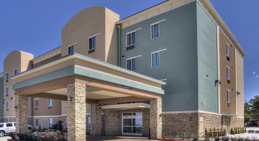 Отель Comfort Inn & Suites