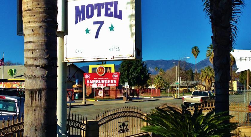 Отель Downtown Motel 7