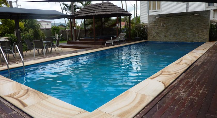 Отель Country Plaza Motor Inn