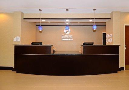Отель Comfort Inn & Suites Fort Campbell