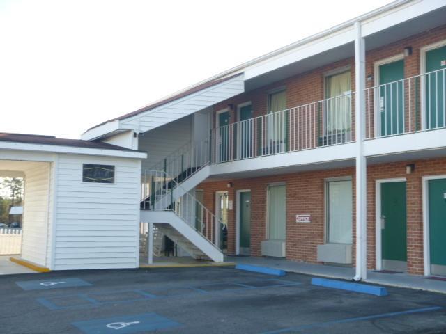 Отель Deluxe Inn - Swainsboro