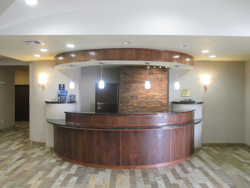 Отель Best Western Plus Inn & Suites Forrest Hill