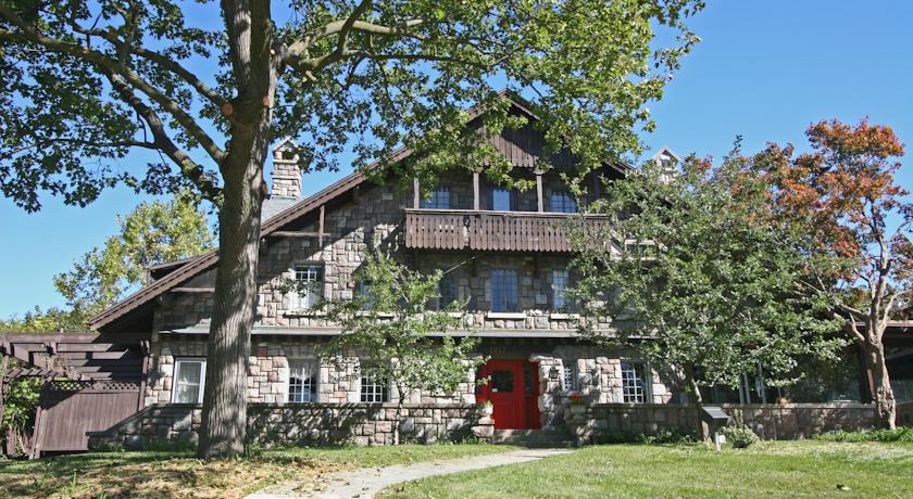 Мини-отель Stone Chalet Bed & Breakfast Inn