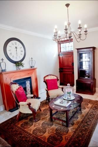 Отель Under Oaks The Vineyard Suites