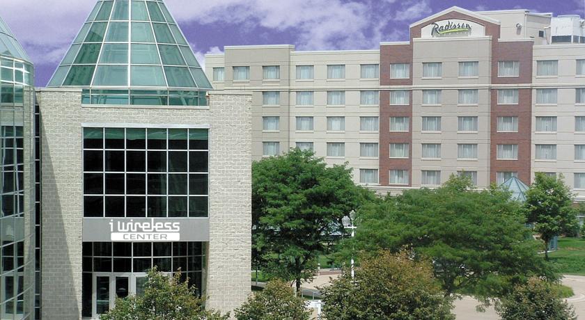 Отель Radisson On John Deere Commons Moline