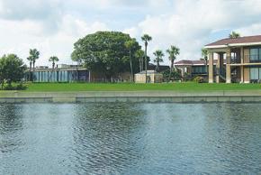 Отель Monroe's On The Lake Hotel & Banquet Hall