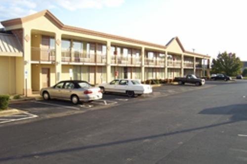 Отель Colonial Inn and Suites