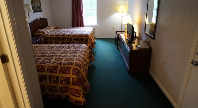 Отель Ozark Inn & Suites