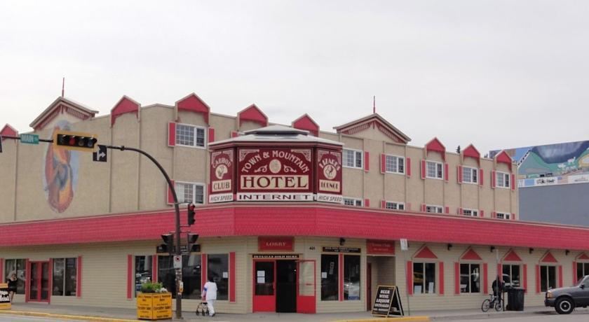 Отель Town and Mountain Hotel