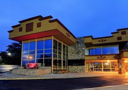 Отель Clarion Inn & Suites University Center