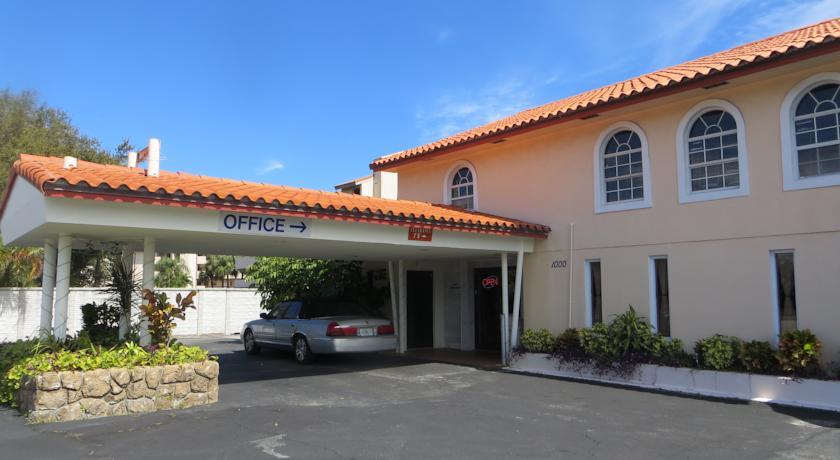 Отель Camelot Waterfront Inn