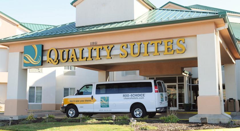 Отель Quality Suites Airport Kansas City