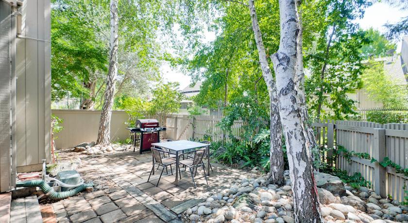 Апартаменты 3 Bedroom Home on Sherland Ave in Mountain View
