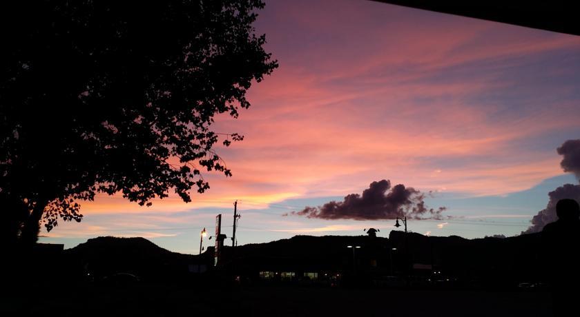 Отель Bryce Valley Lodging