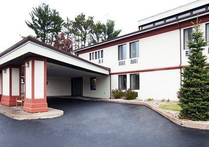 Отель Econo Lodge Inn & Suites Stevens Point